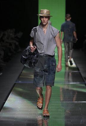 Louis Vuitton تكشف عن مجموعة ربيع صيف 2013 في دبي